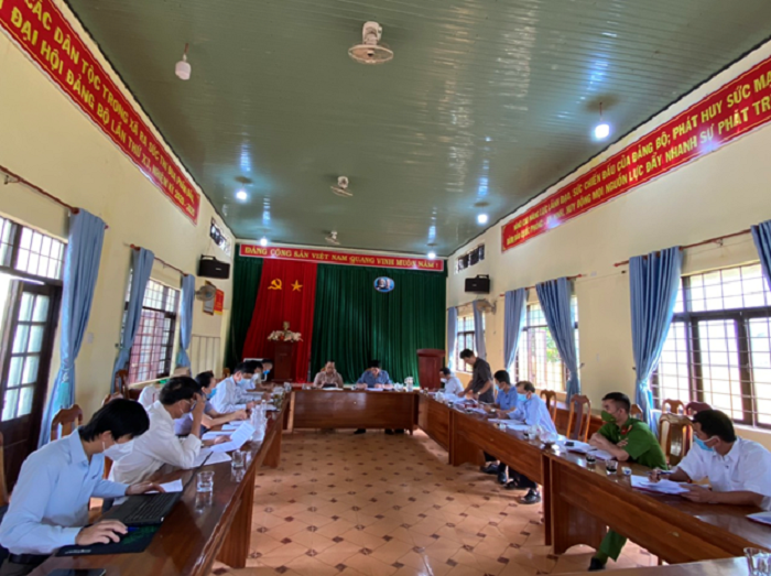 Doan cong tac cua UBND huyen lam viec tai xa Cu Mot va Ea Nam 1
